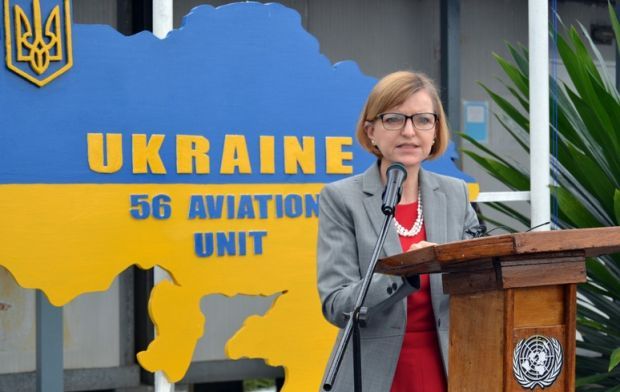 Спецпредставник генсека ООН у Ліберії Карен Лангрен подякувала українським військовим / фото mil.gov.ua Спецпредставник генсека ООН у Ліберії Карен Лангрен подякувала українським військовим / фото mil.gov.ua