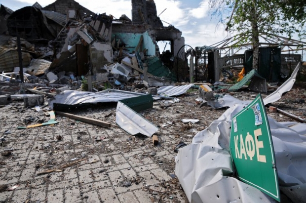 Разрушенное здание кафе в селе Семеновка Донецкой области / фото УНИАН