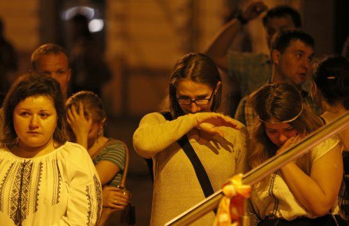 Киевляне принесли цветы и свечи к посольству Нидерландов (фоторепортаж)