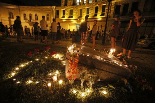 Киевляне принесли цветы и свечи к посольству Нидерландов (фоторепортаж)