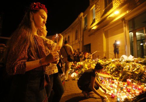 Киевляне принесли цветы и свечи к посольству Нидерландов (фоторепортаж)