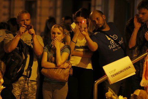 Киевляне принесли цветы и свечи к посольству Нидерландов (фоторепортаж)