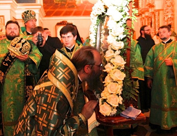 Митрополит Антоний прикладывается к иконе Антония Печерского на вечерней службе в Киево-Печерской лавре, 22 июня 2014 г.