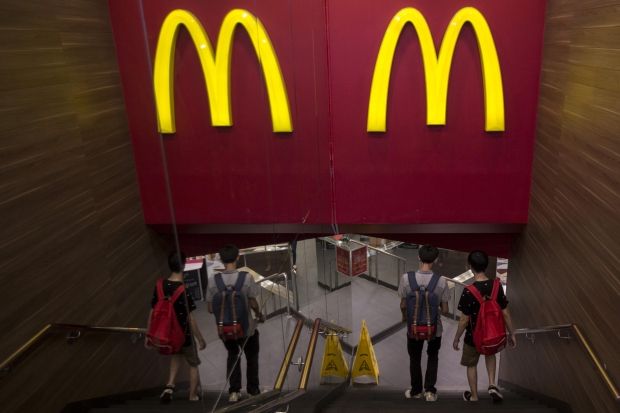 Представитель McDonald's уже сообщил, что после нападения ресторан "полностью продезинфицирован" / фото REUTERS Представитель McDonald's уже сообщил, что после нападения ресторан "полностью продезинфицирован" / фото REUTERS