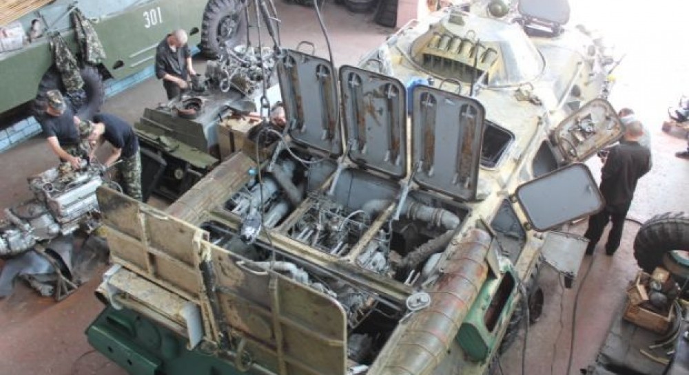 Бмп 2 внутри. Башня бмп 3. Починка бмп. Бмп 2 на украине. Снятие двигателя бтр 80.