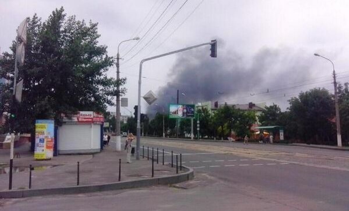 В Луганске слышны мощные взрывы и выстрелы, жителям советуют не выходить на  улицу | УНИАН