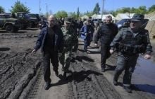 Яценюк в лагере Нацгвардии под Изюмом вручил награды бойцам АТО