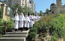 500 человек ежедневно кормят в храме свтятителя Михаила в Киеве