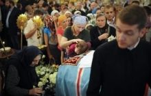 Квіти і сльози: у Києво-Печерській лаврі тисячі людей прощаються зі своїм Предстоятелем (фоторепортаж)