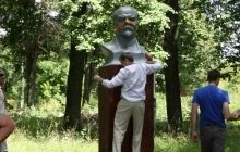 У Житомирській області вшанування УПА завершилось поваленням Леніна (фото)