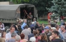 Під час роздачі сосисок в Слов'янську місцеві здали військовим двох терористів (фото)