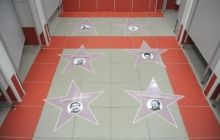 У Москві туалет Київського вокзалу "прикрасили" фотографіями зірок, які підтримали українців