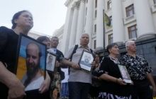 Порошенко зустрівся з родичами загиблих майданівців, які пікетували АП