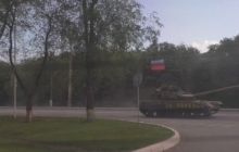 В сети появилось видео танков под флагами РФ в Луганске