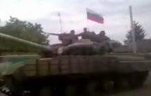 По Енакиево проехала колонна танков и САУ под флагами РФ и "Новороссии"