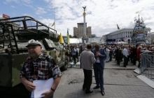 На Майдані почали кидати бруківку