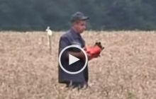 СМИ: Появилось видео, как спасатели нашли один из "черных ящиков" Боинга