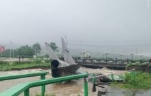 В Магадане два самолета смыло дождем в реку