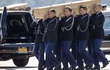 В Нидерланды прибыли первые тела жертв катастрофы рейса МН17 (с места событий)