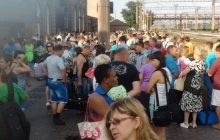 Жители Алчевска покидают город, на вокзалах - давка