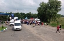 На Вінниччині близько 100 людей перекрили дві автотраси, вимагаючи ремонту доріг