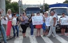 В Николаеве матери и жены десантников перекрывали мост через Южный Буг