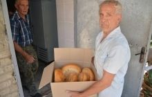 Активисты «Дороги жизни» передали помощь дому престарелых в Луганске, пострадавшему от обстрела