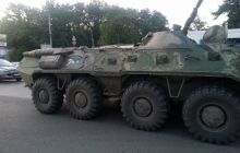 СМИ: Россияне заблокировали в Ростове два БТРа без номеров