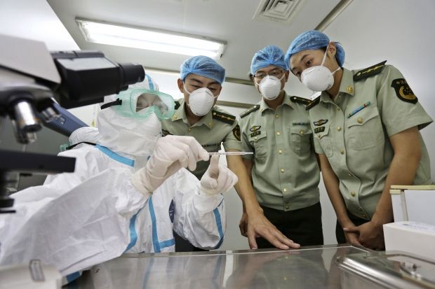 Борьба с лихорадкой Эбола в Либерии была неэффективной - ВОЗ  / REUTERS