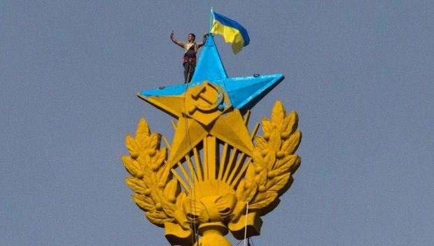 Флаг на одной из высоток Москвы / zyalt.livejournal.com