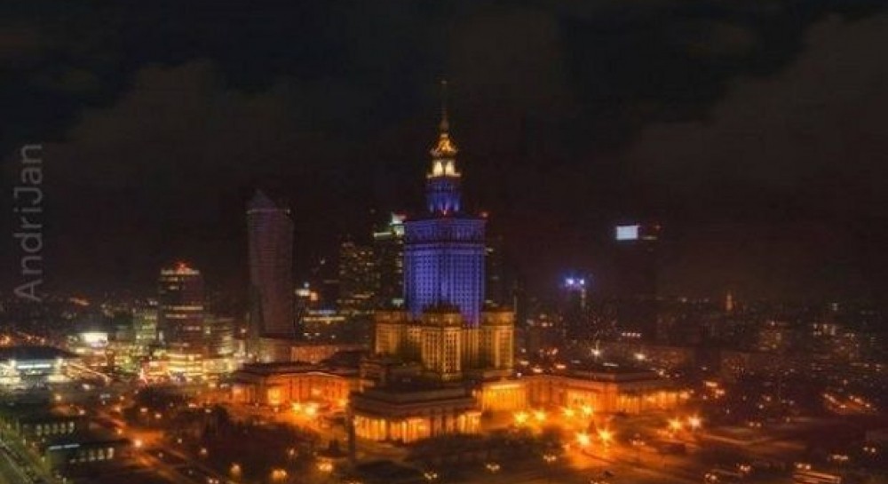 Хмарочос у Варшаві підсвітили кольорами українського прапора | УНІАН