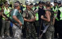 Озброєні бойовики спостерігають за роботою міжнародних експертів на місці падіння Boeing (фоторепортаж)