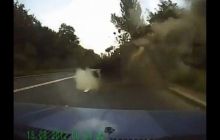 У мережі з'явилося відео, як на Донбасі снаряд практично влучив у автомобіль