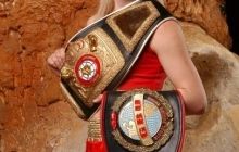 Чемпіонка світу з боксу Шатернікова допоможе армії виставивши на аукціон свій чемпіонський пояс