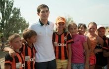Футболісти "Шахтаря" передали гуманітарну допомогу для дітей, евакуйованих із зони АТО