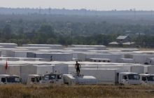 Гуманитарный конвой РФ: в одном из грузовиков были спальные мешки - BBC