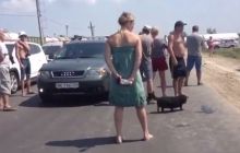 Российские туристы устроили драку за места в очереди на паром в Крым