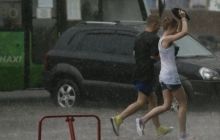 Завтра в Україну прийдуть теплі дощі