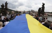 По центру Праги пронесли огромный флаг Украины (фоторепортаж)