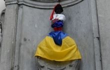 У День Незалежності України символ Брюсселю одягли у вишиванку та шаровари (фоторепортаж)