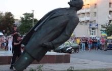 На Днепропетровщине Ленину накинули петлю на шею и отпилили ноги