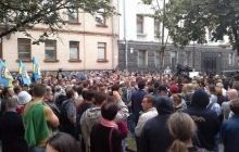 Родичі та близькі бійців "Азову" та "Айдару" пікетують Адміністрацію Президента (фото)