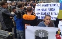 Активісти пікетують Міноборони з вимогою надіслати підкріплення до Іловайська (фоторепортаж)