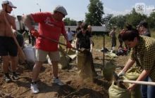У Маріуполі готуються до приходу ворожої армії: мешканці риють окопи, а готелі заповнили журналісти