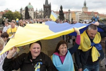 Чехи отправляют в поддержку Украины по 1968 крон в память о советской оккупации