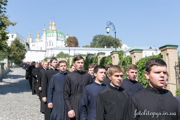 У лаврі 1 вересня семінаристи молилися перед мощами преподобного Нестора Літописця (фото) У лаврі 1 вересня семінаристи молилися перед мощами преподобного Нестора Літописця (фото)