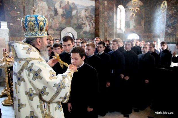 У лаврі 1 вересня семінаристи молилися перед мощами преподобного Нестора Літописця (фото) У лаврі 1 вересня семінаристи молилися перед мощами преподобного Нестора Літописця (фото)