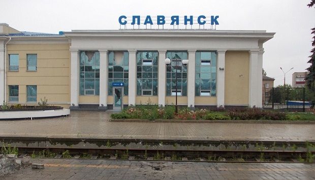 Разрушенный боевиками вокзал Славянска