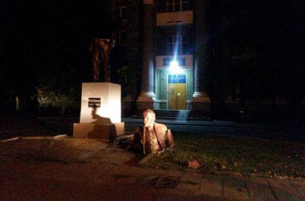 В Харькове снесли сразу 2 памятника Ленину / фото facebook Sergey Naumovich В Харькове снесли сразу 2 памятника Ленину / фото facebook Sergey Naumovich