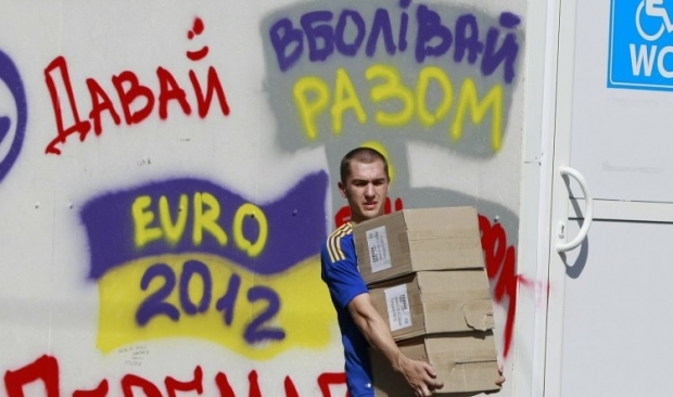 До цього вчителі фінансували Євро-2012 / Фото УНІАН